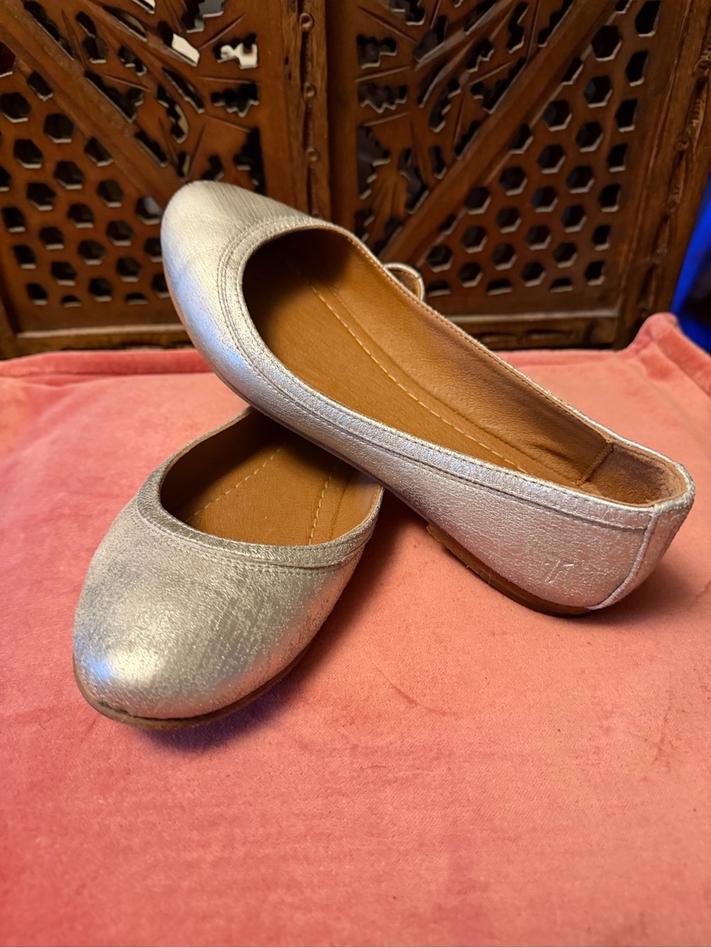 Frye Women’s Silver Ballet Flats size 9 - Comfortable Everyday Slip-Ons